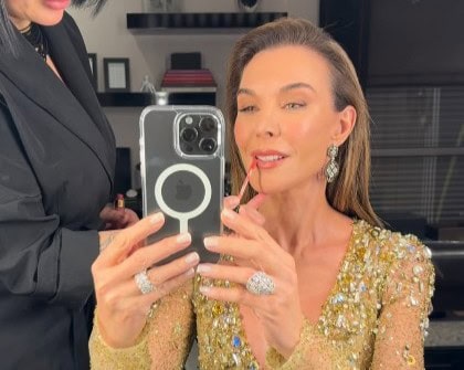 Τατιάνα Στεφανίδου: Με απαστράπτουσα δημιουργία στο αρχοντικό σαλόνι του σπιτιού της