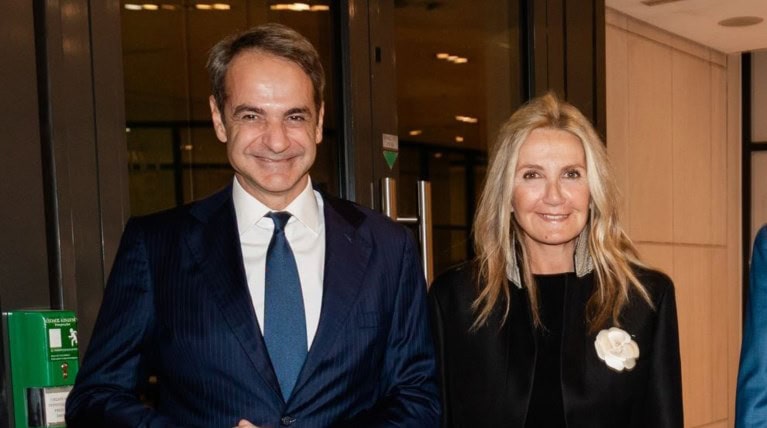 Μαρέβα Μητσοτάκη: Η εντυπωσιακή εμφάνιση στη βραδιά τιμής για τον Βαρδή Βαρδινογιάννη