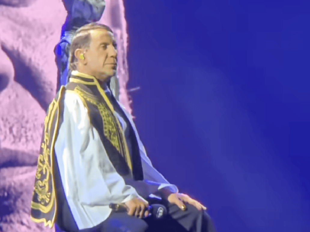 Madwalk 2025: O Γιώργος Μαζωνάκης φόρεσε τσαρούχια και ερμήνσευσε Σαββόπουλο (Βίντεο)