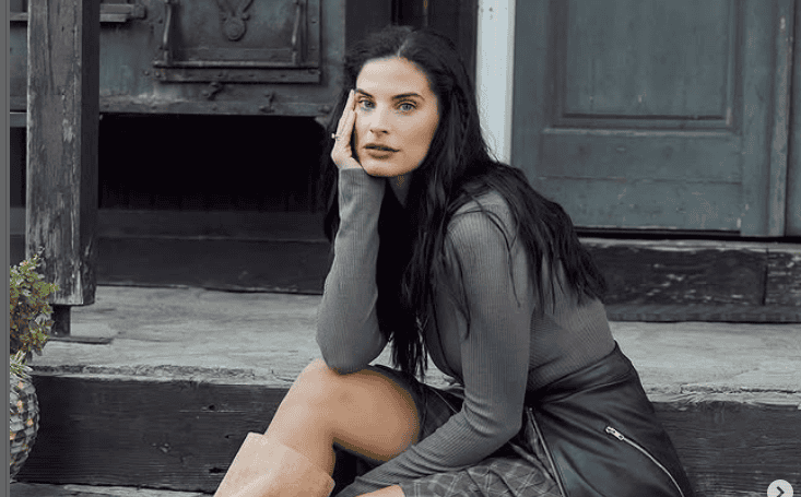 Χριστίνα Μπόμπα:  Φόρεσε την πιο  hot φούστα της σεζόν