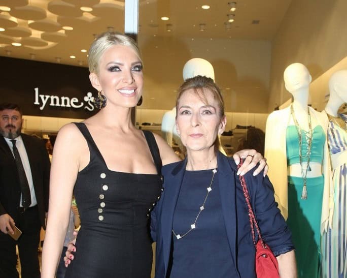 Η Κατερίνα Καινούργιου αποκαλύπτει για πρώτη φορά: «Η μητέρα μου διαγνώστηκε με καρκίνο στο έντερο»