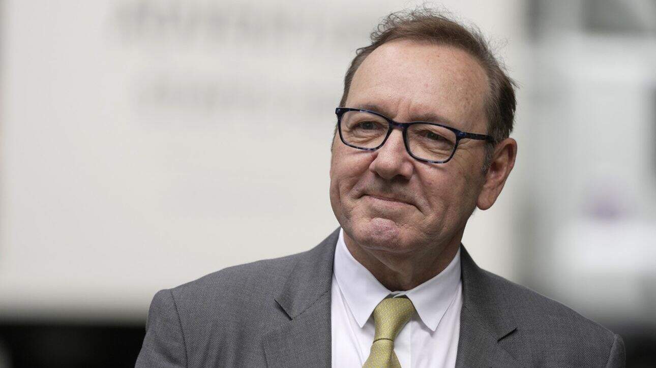 Κέβιν Σπέισι: «Είμαι γκέι, απολαμβάνω την παρέα των αντρών» – «Ανυπομονώ για νέα ξεκινήματα»