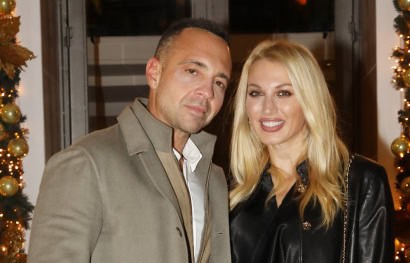 Κωνσταντίνα Σπυροπούλου: Βραδινή έξοδος για το ζευγάρι – Πόζαραν χαμογελαστοί μπροστά στον φακό