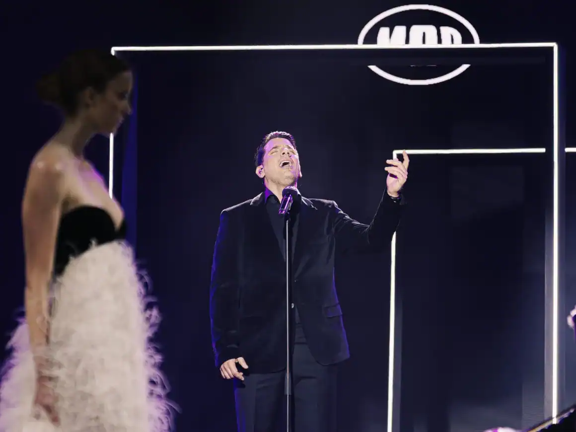 Θοδωρής Φέρρης – Celia Kritharioti: Μια εκθαμβωτική σύμπραξη μόδας και μουσικής στο MadWalk 2025