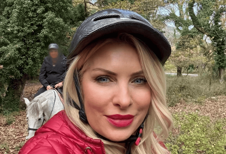 Ελένη Μενεγάκη: Στην Ήπειρο για ιππασία με τον Μάκη και την μικρή Μαρίνα