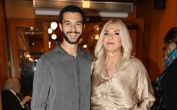 Δάφνη Μπόκοτα: Σε θεατρική πρεμιέρα με τον γιο της, Νίκο Κοσώνα – Εντυπωσιακή και λαμπερή με gold σύνολο