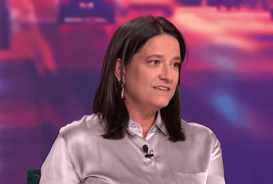 Νίκη Κεραμέως: Πώς ισορροπεί ανάμεσα στη μητρότητα και την πολιτική – «Όταν είμαι με τα παιδιά προσπαθώ να είμαι πραγματικά εκεί»