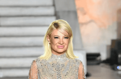 Φαίη Σκορδά: Έκλεψε την παράσταση στην πασαρέλα της Athen Fashion Week – Το μίνι λαμπερό φόρεμα που εντυπωσίασε το κοινό