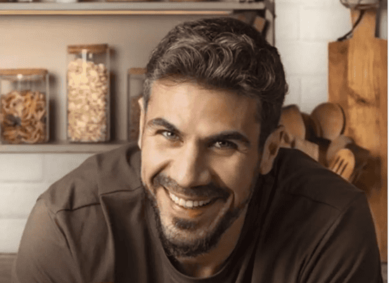 Άκης Πετρετζίκης: Τα πρώτα του βήματα στο YouTube και η οικογένεια – «Η αχίλλειος πτέρνα ενός πατέρα είναι η κόρη του»