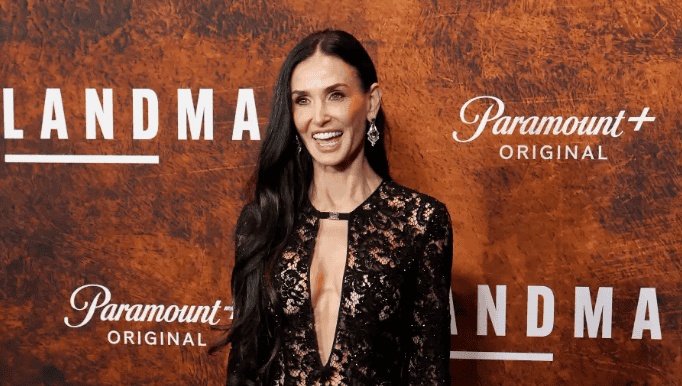 Ντέμι Μουρ: Με αψεγάδιαστη σιλουέτα, έλαμψε στα 63α γενέθλιά της με διάφανη τουαλέτα Gucci