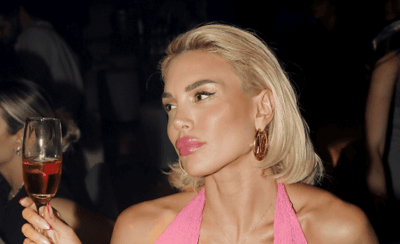 Αλεξάνδρα Παναγιώταρου: Στόλισε το χριστουγεννιάτικο δέντρο με καλή παρέα και μας έβαλε σε γιορτινή διάθεση