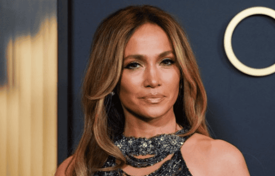 Τζένιφερ Λόπεζ: Το μεταξωτό της φόρεμα, η ιδανική επιλογή για το dress code των γιορτών