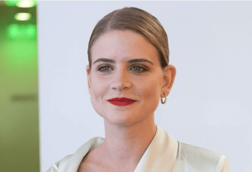 Δανάη Μιχαλάκη: Η κόρη της, Έλλη Παπαγεωργίου, ντυμένη με μπλούζα ταρανδάκι στην αγκαλιά του Γιάννη Κουκουράκη