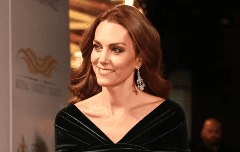 Κέιτ Μίντλετον: Το εντυπωσιακό πράσινο βελούδινο φόρεμα του οίκου Talbot Runhof και η ιστορία του