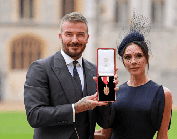 Ντέιβιντ Μπέκαμ: Έγινε ιππότης με κοστούμι που σχεδίασε η Βικτόρια!