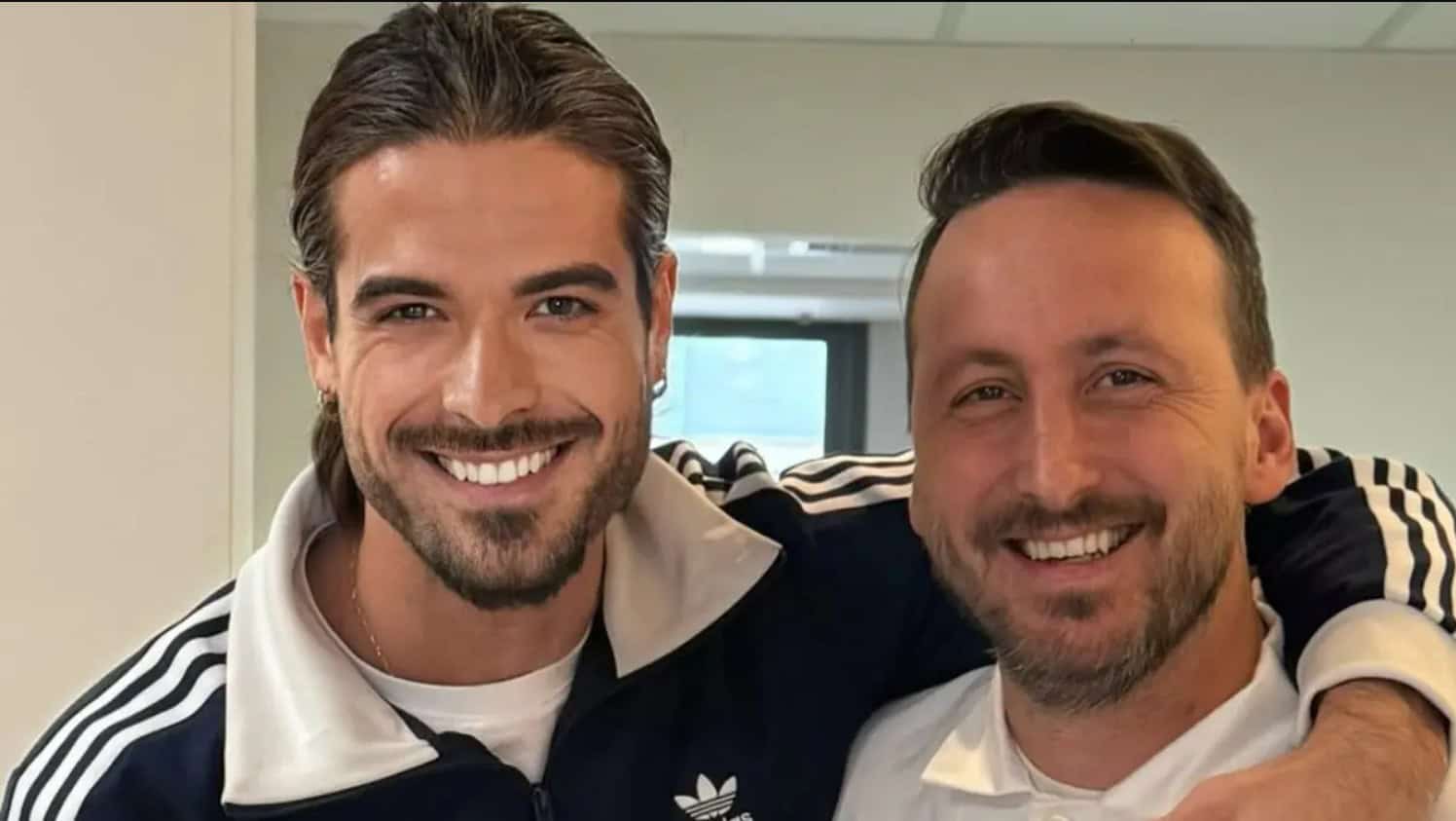 Κλαίει από χαρά ο Μουγκοπέτρος: Έβαλε το πρόσθετο μέλος στο χέρι του (φωτογραφίες)