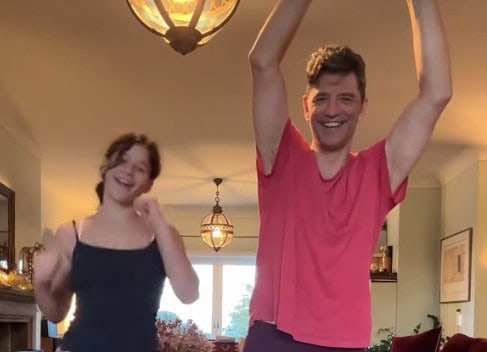 Σάκης Ρουβάς: Προκαλεί φρενίτιδα με την κόρη του Αριάδνη – Το βίντεο στο TikTok που ξετρέλανε τους θαυμαστές