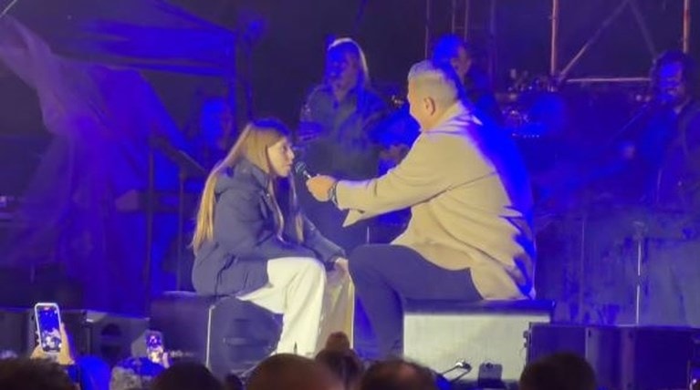 Αντώνης Ρέμος: Στη σκηνή με τη 10χρονη κόρη του – Το τρυφερό φιλί