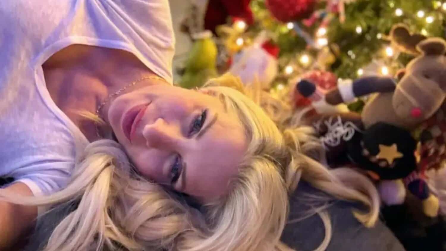 Ελένη Μενεγάκη: Οι ναζιάρικες πόζες μπροστά από το Χριστουγεννιάτικο δέντρο -«Μύρισαν Χριστούγεννα»