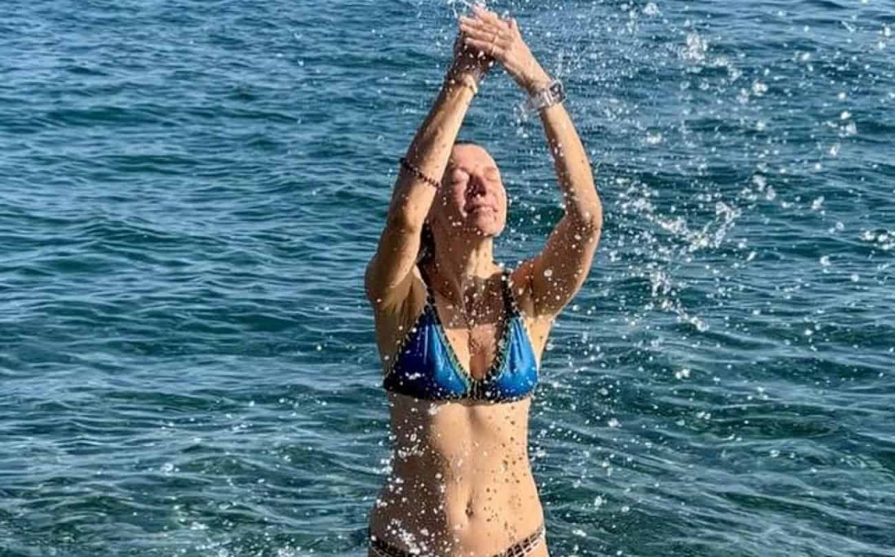 Ζέτα Δούκα: Το χειμερινό μπάνιο στη θάλασσα, το καλλίγραμμο κορμί και οι ευχές για τη νέα χρονιά