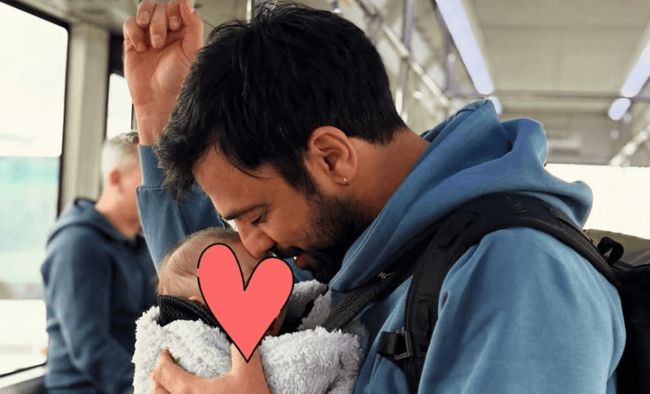 Ανδρέας Γεωργίου: Η φωτογραφία με την τεσσάρων μηνών κόρη του ανήμερα των Χριστουγέννων μοιάζει με όνειρο 