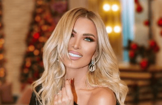 Κατερίνα Καινούργιου: Νέα πόζα με φουσκωμένη κοιλίτσα μπροστά στο χριστουγεννιάτικο δέντρο