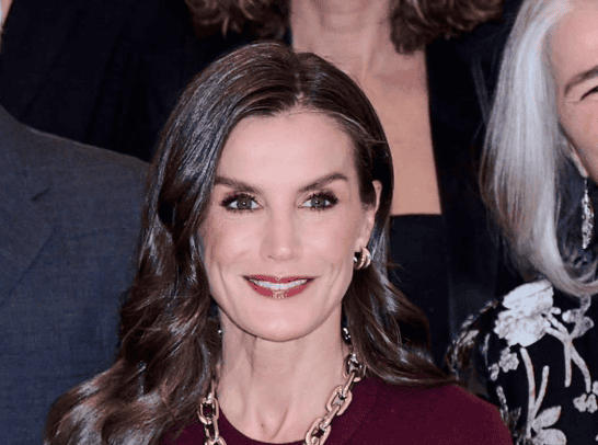 Βασίλισσα Λετίθια της Ισπανίας: Απαστράπτουσα με την πιο festive φούστα με παγιέτες από τη Massimo Dutti