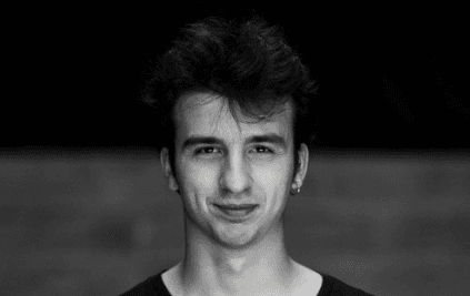 Στέργιος Μικρούτσικος: Η σύγκριση με τον πατέρα του, Θάνο – «Προσπαθώ να μη σκέφτομαι το βαρύ όνομα που κουβαλάω»