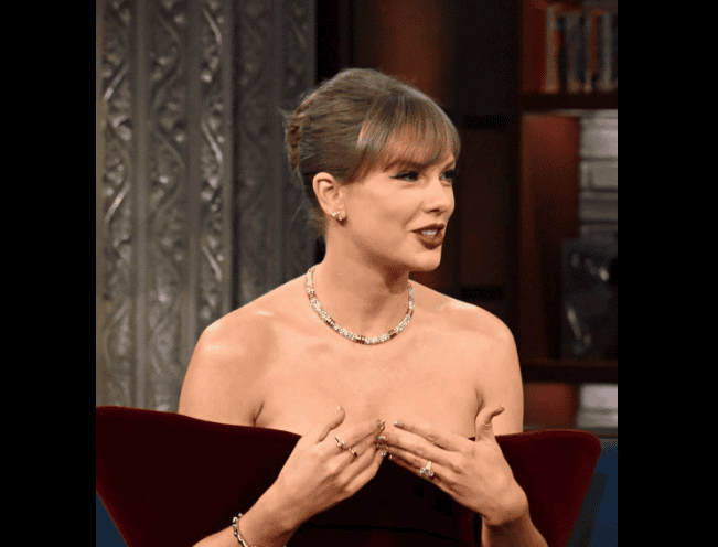 Τέιλορ Σουίφτ: Αγκαλιάζει το βελούδο στο πιο elegant γιορτινό μίνι