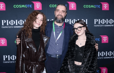 Σωτήρης Τσαφούλιας: Αγκαλιά με τις κόρες του, Δέσποινα και Κωνσταντίνα, στην πρεμιέρα του «ΡΙΦΙΦΙ»