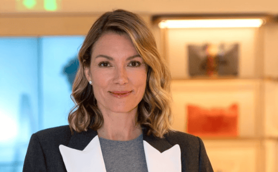 Βίκυ Καγιά: Το casual chic look της με maxi δερμάτινη φούστα και λευκές γόβες