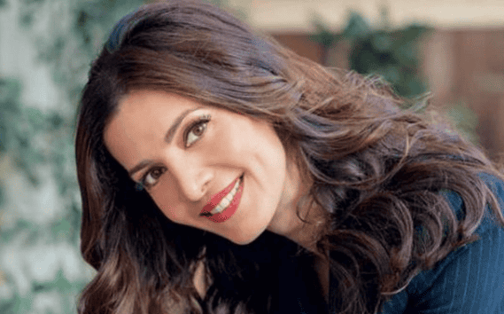 Κατερίνα Λέχου: Εντυπωσιάζει σε βραδινή έξοδο με μπεζ faux γούνα – Το κομψό στοιχείο στο look της