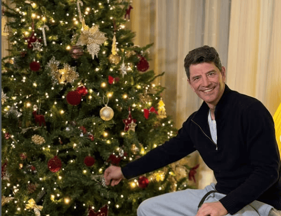 Σάκης Ρουβάς: Ποζάρει μπροστά από το χριστουγεννιάτικο δέντρο – «Ας γεμίσουμε τις μέρες μας με φως»