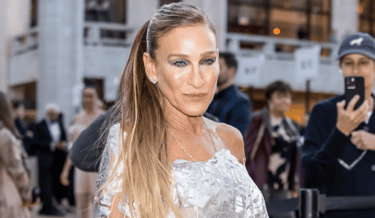 Σάρα Τζέσικα Πάρκερ: Πρωταγωνιστεί και μαγνητίζει τα βλέμματα στη χριστουγεννιάτικη καμπάνια της Google