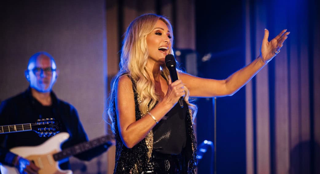 Νατάσα Θεοδωρίδου: Στην πίστα με πρώην και νυν ανάμεσα στους θαμώνες