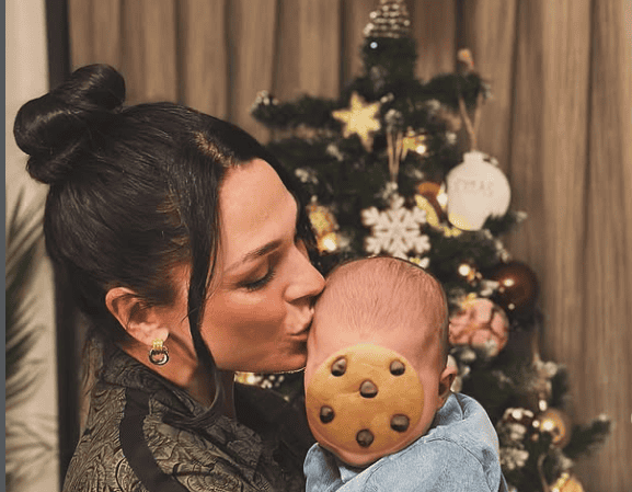 Ιωάννα Τριανταφυλλίδου: Τα πρώτα Χριστούγεννα με τον γιο της – «Δεν είχε μελομακάρονο emoji…»