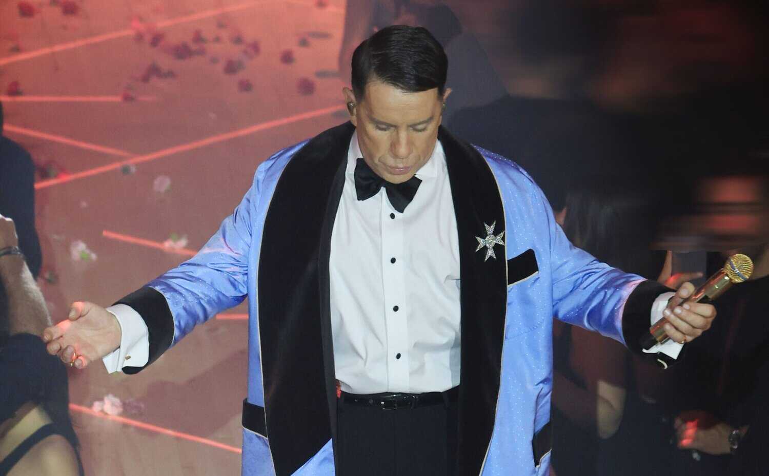 Ξέφυγε πάλι ο Γιώργος Μαζωνάκης: Οι χειρονομίες και τα «γαλλικά» επί σκηνής (βίντεο)