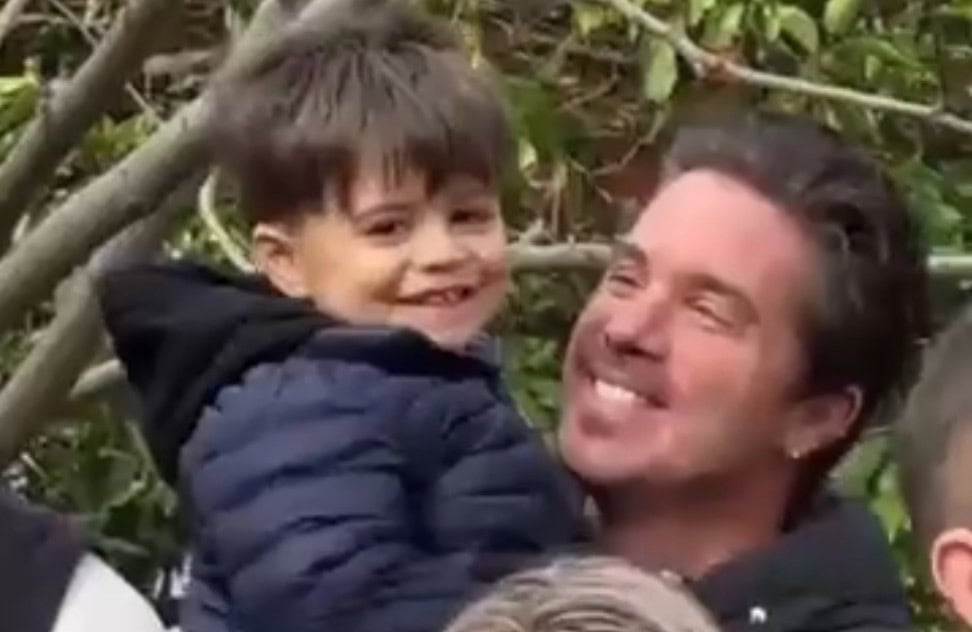 Νίκος Οικονομόπουλος: Τρυφερός νονός με το βαφτιστήρι του στην Ιερά Μονή Αγίου Νεκταρίου Γλυφάδας