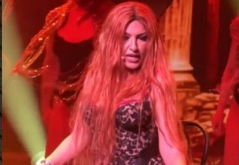 Ο αισθησιακός χορός της Έλενας Παπαρίζου: Στην καρέκλα με κορσέ και περούκα (βίντεο)