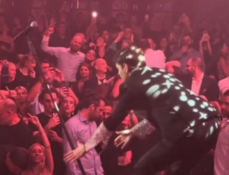 Νίνο: Παραλίγο να του φύγει το μικρόφωνο από τα χέρια στη σκηνή (βίντεο)