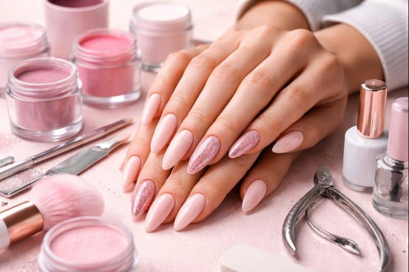 Dip powder nails: Η νέα φιλοσοφία στο μανικιούρ διαρκείας που ήρθε για να μείνει