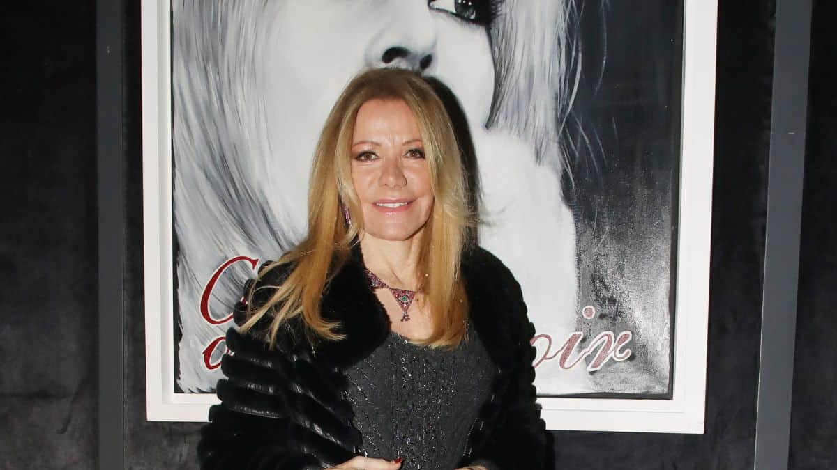 Μαριάννα Λάτση: Το πανωφόρι που απογείωσε το total black look της – Μήπως να το αντιγράψεις;