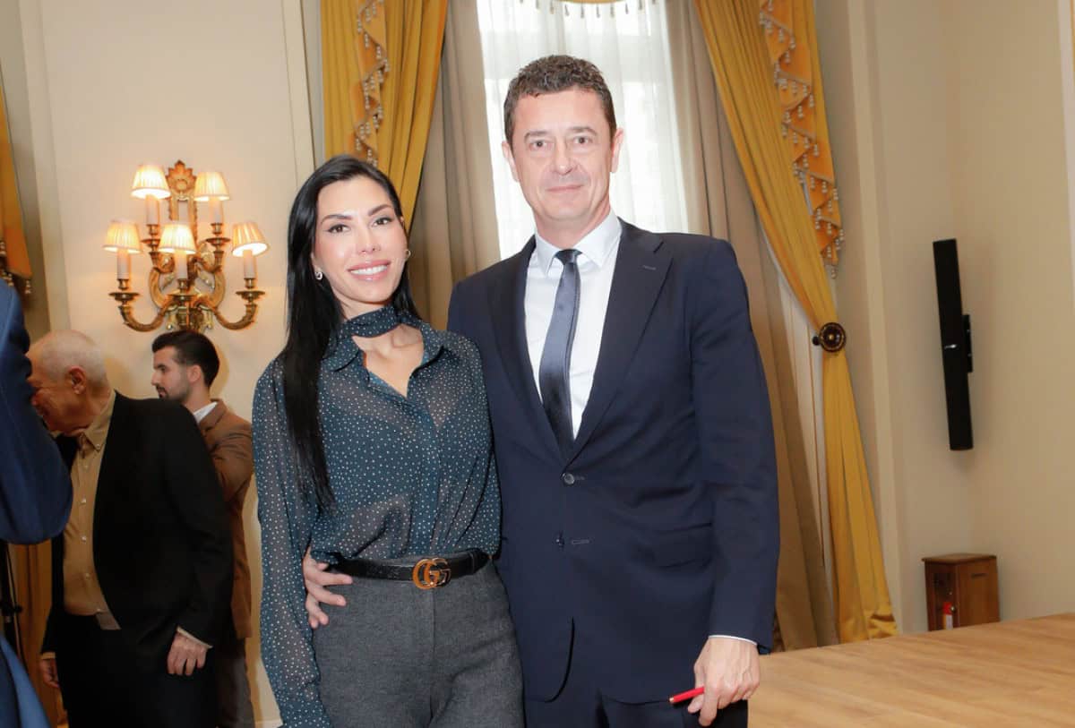 Ιωάννα Σρόιτερ: Η αγάπη φαίνεται στις μικρές λεπτομέρειες – κι εγώ δεν σταματώ να διορθώνω τον Αντώνη