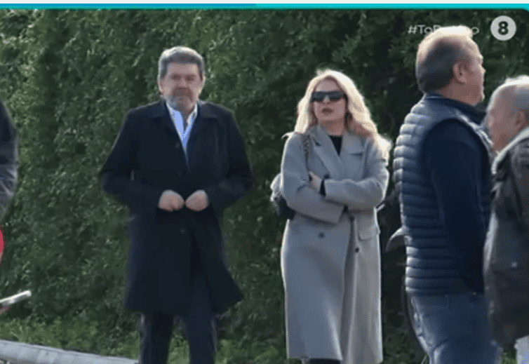 Κηδεία Παπαδάκη: Ελένη Μενεγάκη και Γιάννης Λάτσιος μαζί στο τελευταίο αντίο του δημοσιογράφου