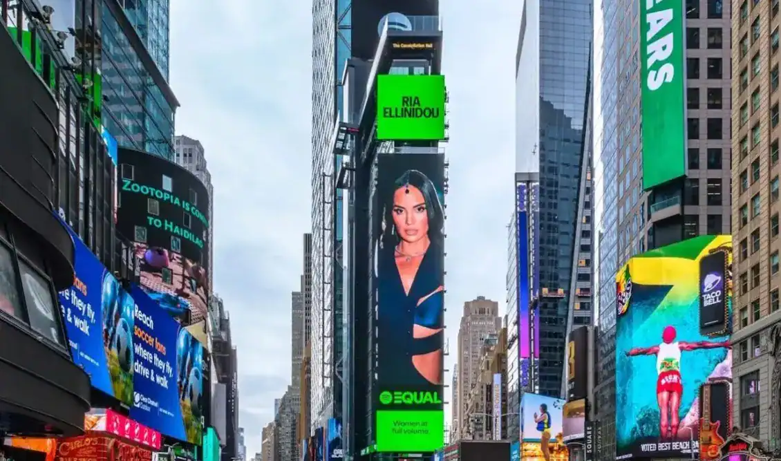 Η Ρία Ελληνίδου κατακτά την Times Square – Πρέσβειρα της Ελλάδας στο Spotify Equal