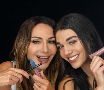 Μελίνα Νικολαΐδη: Τα γενέθλια στο καμαρίνι της Βανδή και η τρολ κονκάρδα από τις φίλες της (video)