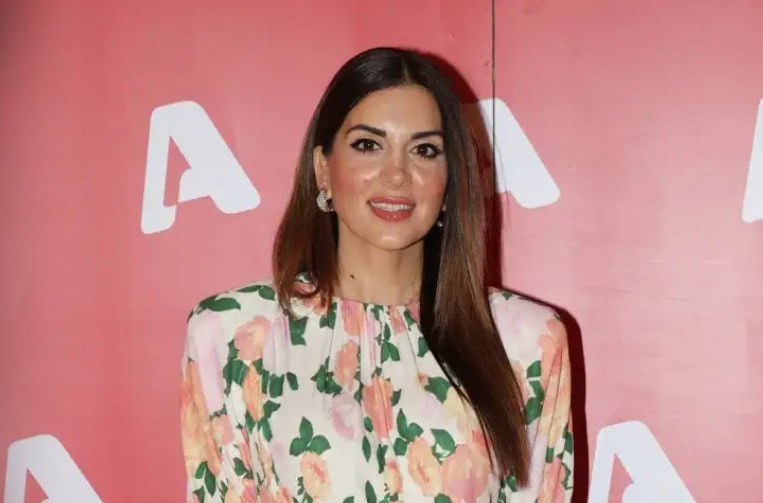 Σταματίνα Τσιμτσιλή: Με floral look φέρνει άρωμα άνοιξης