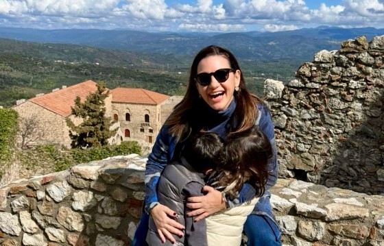 Όλγα Κεφαλογιάννη: «Πολύτιμος ο χρόνος με τα παιδιά μας…» – Στον Μυστρά με τα δίδυμα (φωτογραφίες)