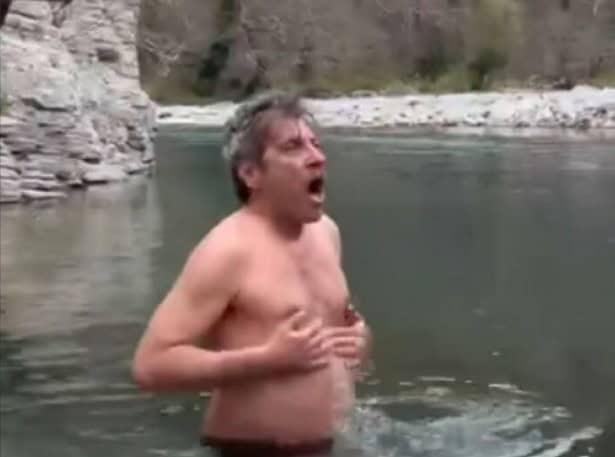 Θαρραλέος ο Γιάννης Στάνκογλου: Βούτηξε στα παγωμένα νερά του Βοϊδομάτη (δείτε βίντεο)