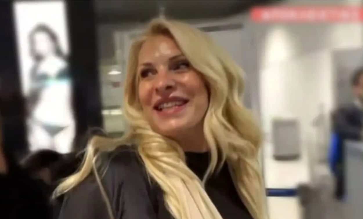 «Τσάκωσαν» τη Μενεγάκη στο αεροδρόμιο: «Εσύ είσαι καινούργια στην τηλεόραση…» είπε στη δημοσιογράφο (Video)